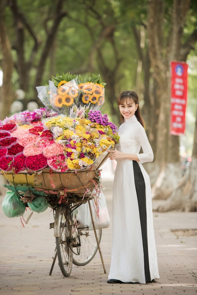 Á hậu Kim Duyên điệu đà đi phố hoa dịp cận Tết - Ảnh 5.
