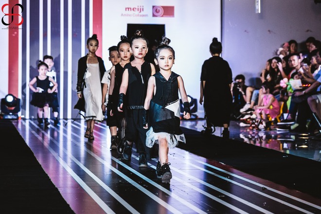 Con gái 9 tuổi của Thúy Hằng lạnh lùng trên sàn catwalk - Ảnh 10.