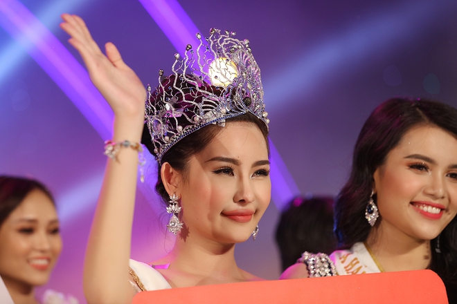 Tân Hoa hậu Đại dương 2017 thừa nhận từng phẫu thuật thẩm mỹ - Ảnh 1.
