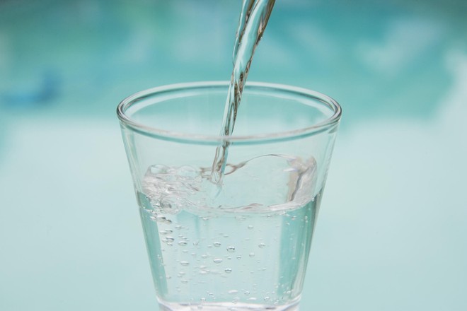 Nước rất tốt cho sức khỏe nhưng sẽ thành độc dược nếu bạn uống vào 5 thời điểm sau - Ảnh 1.