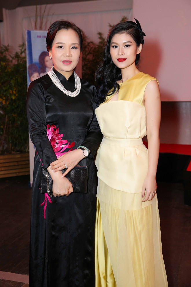 Ngọc Thanh Tâm gây chú ý khi làm MC song ngữ tại LHP phim Cannes 2017 - Ảnh 8.
