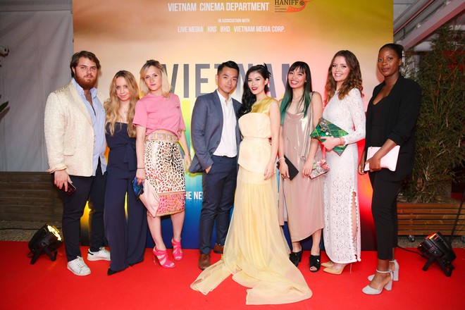 Ngọc Thanh Tâm gây chú ý khi làm MC song ngữ tại LHP phim Cannes 2017 - Ảnh 7.