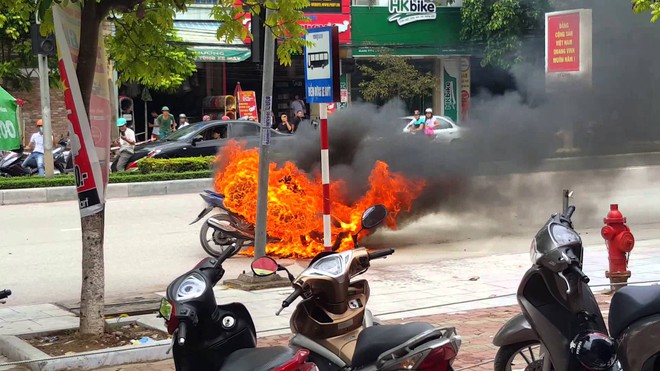 Kỹ năng thoát hiểm: Phải làm gì khi đang đi đột nhiên xe máy bốc cháy dữ dội? - Ảnh 2.