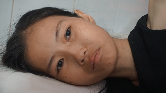 3 con nhỏ đẩy xe lăn đưa mẹ bị ung thư đi bán vé số ở Đồng Nai - Ảnh 5.