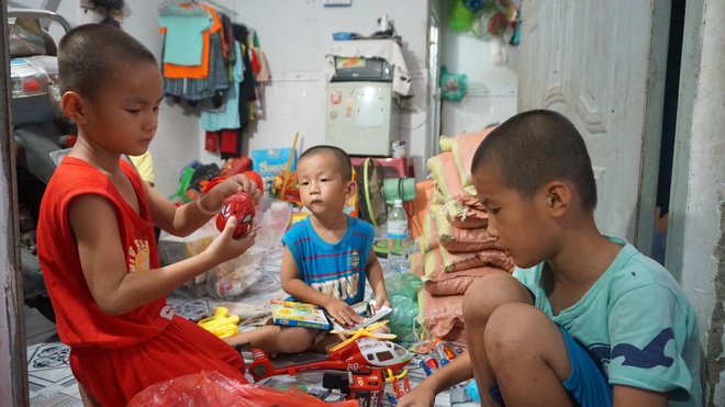 3 con nhỏ đẩy xe lăn đưa mẹ bị ung thư đi bán vé số ở Đồng Nai - Ảnh 3.
