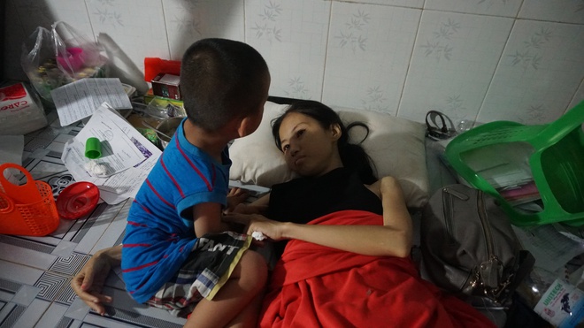 3 con nhỏ đẩy xe lăn đưa mẹ bị ung thư đi bán vé số ở Đồng Nai - Ảnh 4.
