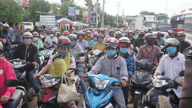 Sau tiền lẻ, tài xế mang heo quay đến cúng trạm  BOT tuyến tránh Biên Hòa - Ảnh 2.