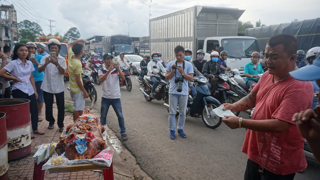 Sau tiền lẻ, tài xế mang heo quay đến cúng trạm  BOT tuyến tránh Biên Hòa - Ảnh 6.