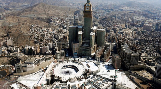 Saudi Arabia đánh chặn tên lửa bắn vào thánh địa Mecca - Ảnh 1.