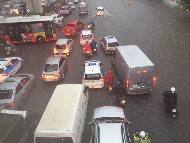 Hà Nội: Mưa lớn ảnh hưởng bão số 2, nhiều tuyến đường biến thành sông - Ảnh 10.