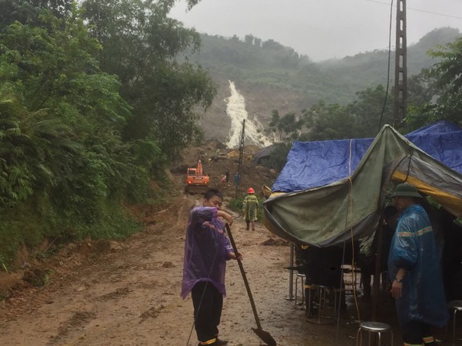 Sạt lở kinh hoàng ở Hoà Bình: Chúng tôi phải lấy tay để moi đất, đá - Ảnh 2.