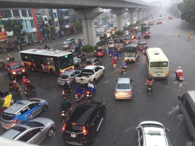 Hà Nội: Mưa lớn ảnh hưởng bão số 2, nhiều tuyến đường biến thành sông - Ảnh 11.