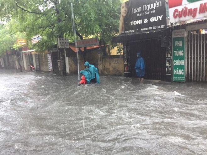 Hà Nội: Hàng loạt phương tiện chết máy trong mưa lớn - Ảnh 3.