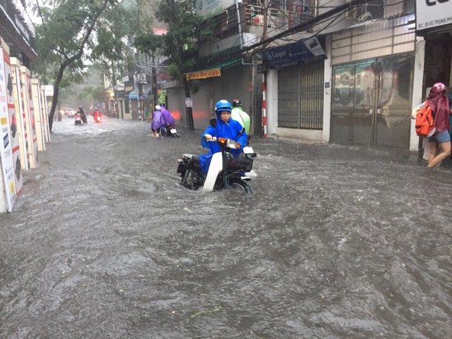 Hà Nội: Mưa lớn ảnh hưởng bão số 2, nhiều tuyến đường biến thành sông - Ảnh 14.