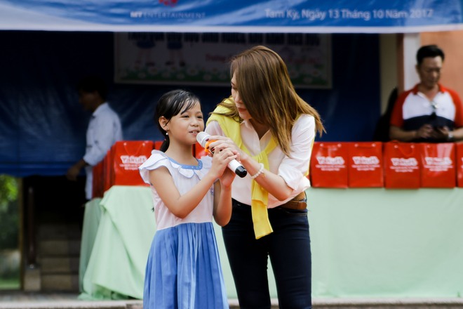 Mỹ Tâm hào hứng làm cô giáo trong buổi từ thiện - Ảnh 11.