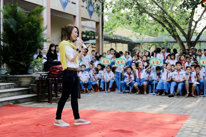 Mỹ Tâm hào hứng làm cô giáo trong buổi từ thiện - Ảnh 12.