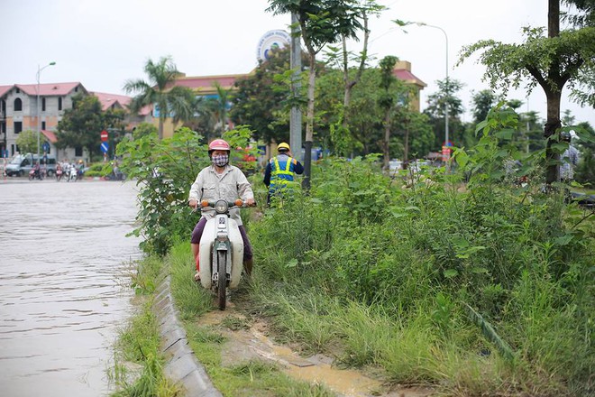 [Ảnh] Đại lộ Thăng Long có chỗ ngập sâu tới 1 mét - Ảnh 4.