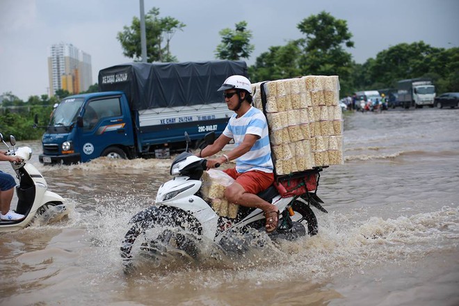 [Ảnh] Đại lộ Thăng Long có chỗ ngập sâu tới 1 mét - Ảnh 8.