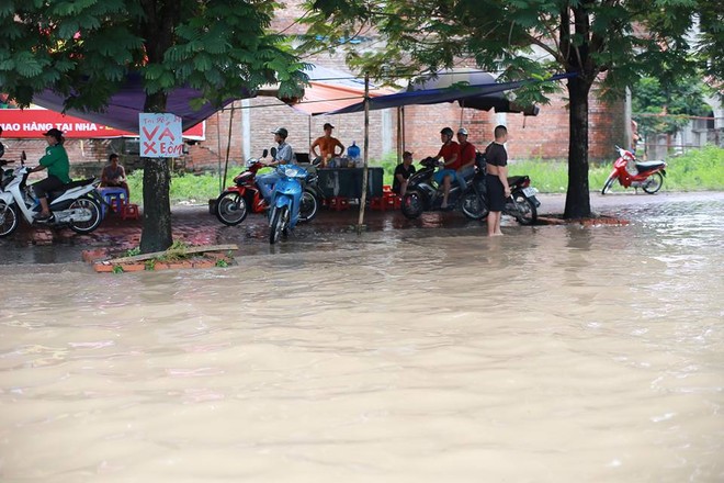 [Ảnh] Đại lộ Thăng Long có chỗ ngập sâu tới 1 mét - Ảnh 10.