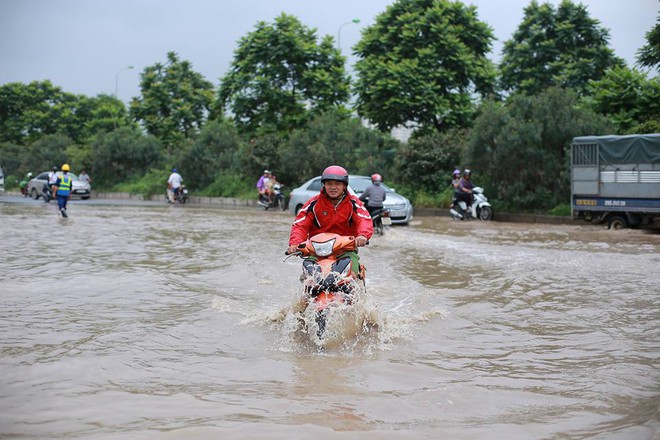 [Ảnh] Đại lộ Thăng Long có chỗ ngập sâu tới 1 mét - Ảnh 11.