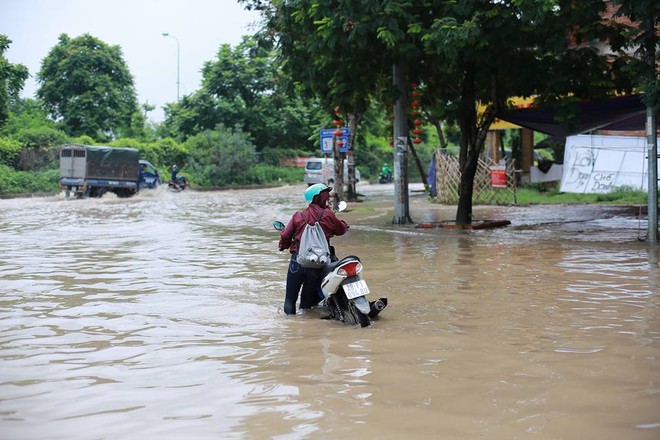 [Ảnh] Đại lộ Thăng Long có chỗ ngập sâu tới 1 mét - Ảnh 14.