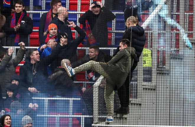 Màn bạo lực khiến nước Nga phải xấu hổ trước VCK World Cup - Ảnh 3.
