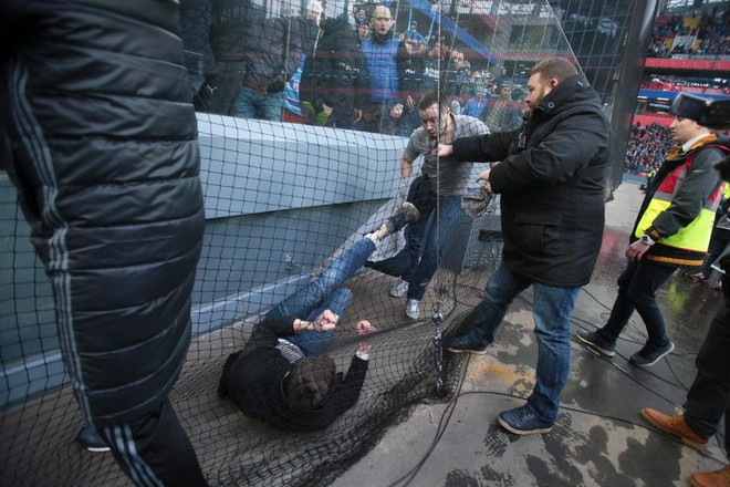 Màn bạo lực khiến nước Nga phải xấu hổ trước VCK World Cup - Ảnh 4.