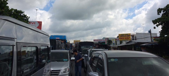 Xe tải rụng bánh lật chắn ngang cầu Mỹ Thuận, tắc đường 10km - Ảnh 3.
