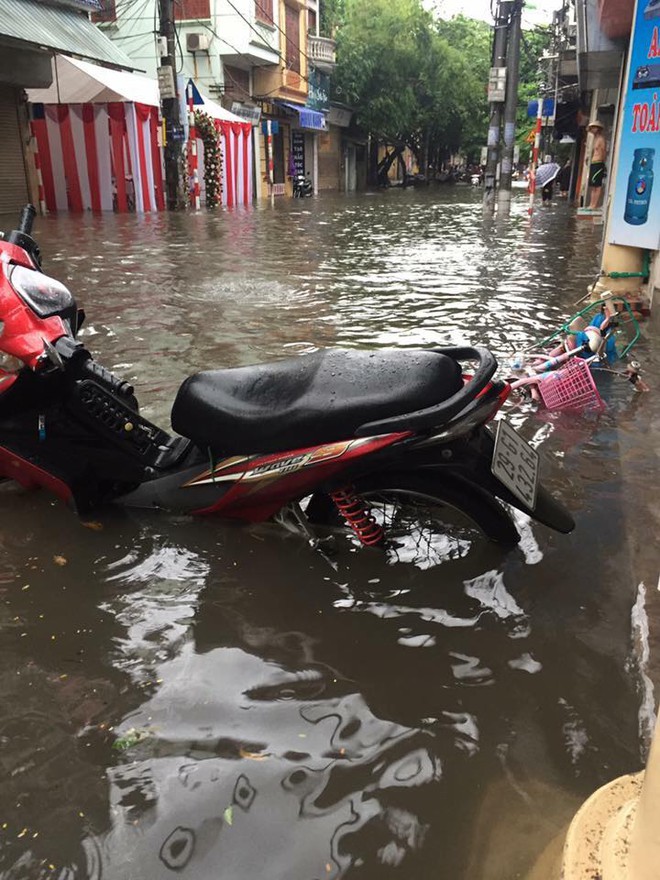 Hà Nội: Hàng loạt phương tiện chết máy trong mưa lớn - Ảnh 5.