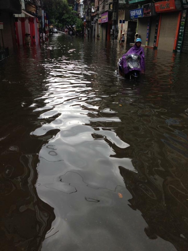 Hà Nội: Hàng loạt phương tiện chết máy trong mưa lớn - Ảnh 8.
