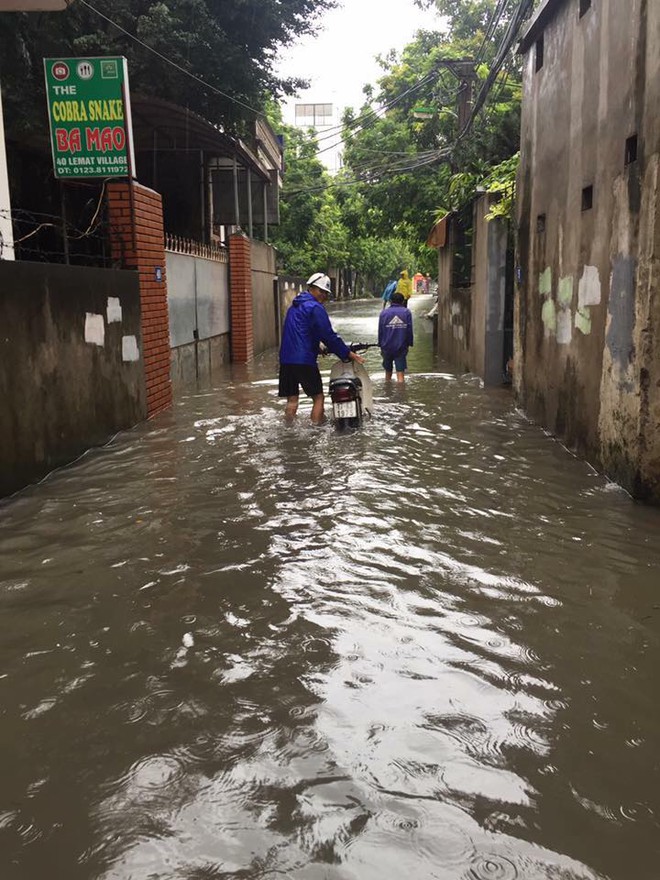 Hà Nội: Hàng loạt phương tiện chết máy trong mưa lớn - Ảnh 10.