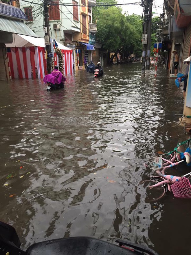 Hà Nội: Hàng loạt phương tiện chết máy trong mưa lớn - Ảnh 12.