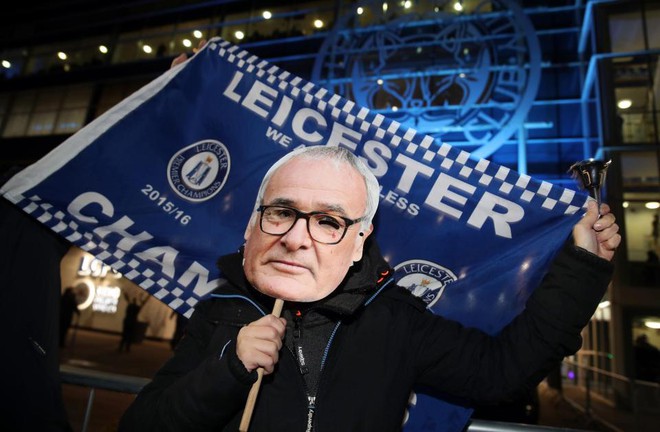 Chiếc xe đầy u ám xuất hiện trong ngày không có Ranieri của Leicester - Ảnh 6.