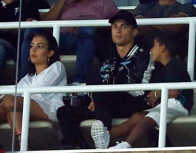 Ronaldo mặt buồn thiu, cùng cả nhà ngồi khán đài VIP xem đồng đội vùi dập Barca - Ảnh 3.