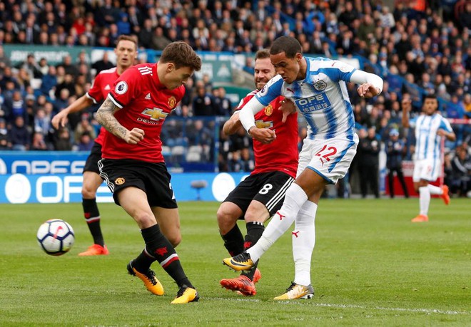 Jose Mourinho ra sức bảo vệ, Lindelof cũng không thoát nổi cơn phẫn nộ từ CĐV Man United - Ảnh 1.