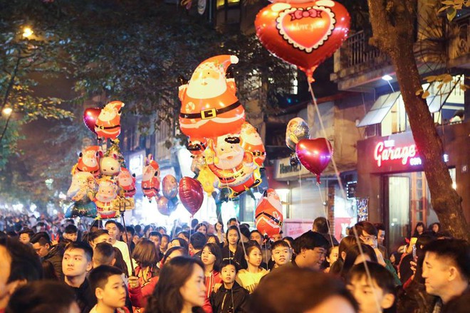 [CẬP NHẬT] Giáng sinh 2017: Nhà hát lớn Hà Nội chật cứng người, nhiều nơi tắc nghẽn - Ảnh 18.