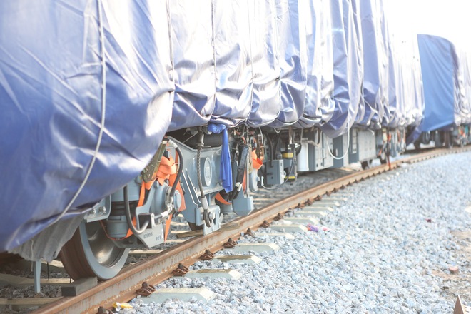 Cận cảnh hàng chục toa tàu được lắp đặt ở đường sắt Hà Đông - Cát Linh - Ảnh 3.
