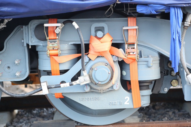 Cận cảnh hàng chục toa tàu được lắp đặt ở đường sắt Hà Đông - Cát Linh - Ảnh 4.