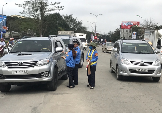 Hơn 30 ô tô lại lên cầu Bến Thuỷ phản đối thu phí, CSGT điều động xe cẩu cưỡng chế - Ảnh 14.