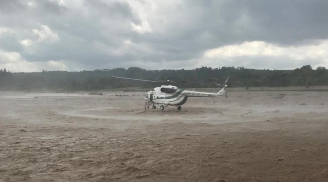 Phi công trực thăng xuất sắc cứu 2 người dân thoát dòng nước lũ khủng khiếp - Ảnh 1.