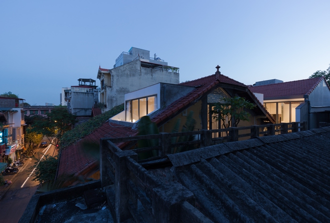 Báo Mỹ viết về kiệt tác kiến trúc trong ngôi nhà ngói lụp xụp ở Hà Nội - Ảnh 1.