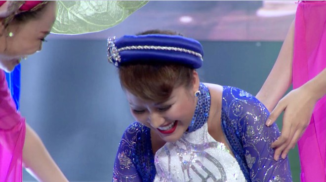 Phi Thanh Vân ngã quỵ trên sân khấu khi đang hát - Ảnh 8.