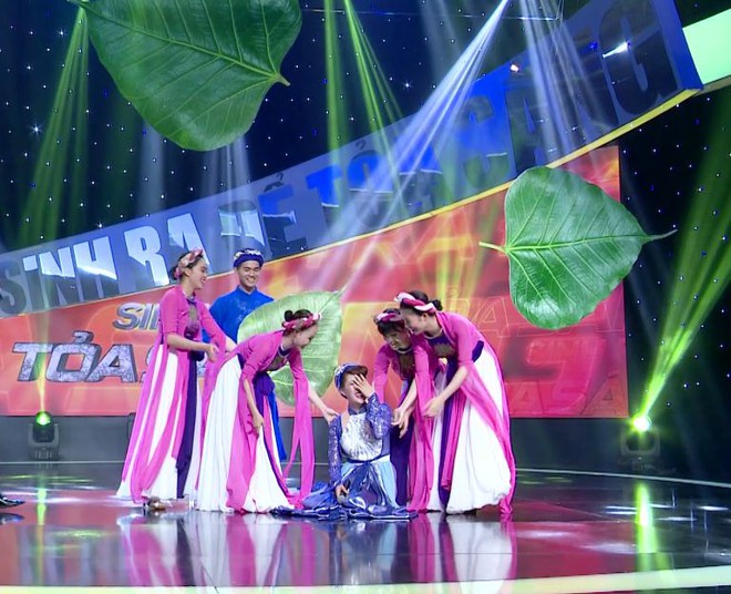 Phi Thanh Vân ngã quỵ trên sân khấu khi đang hát - Ảnh 5.