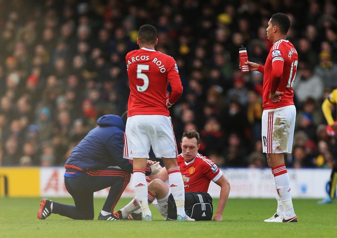 Ở Old Trafford có một lá chắn sống chuyên đút đầu vào gầm xe tải - Ảnh 2.