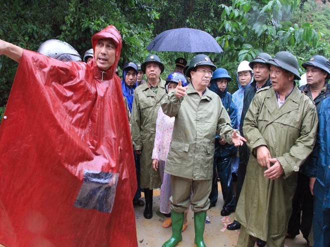 Đau lòng cảnh người chết đắp chiếu và khâm liệm tại trụ sở ủy ban vì nhà đã bị vùi lấp - Ảnh 3.