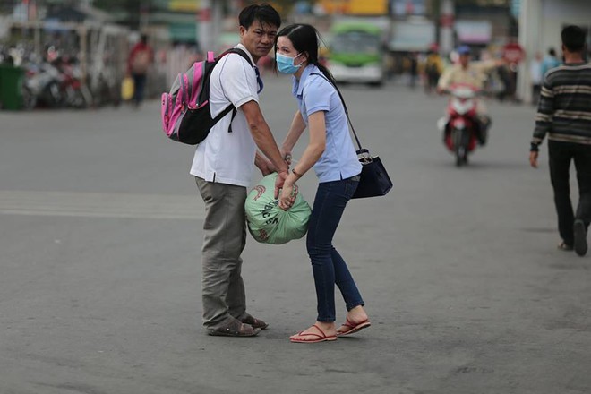 Người dân mang theo cả ghế ngồi để chờ xe lên thành phố - Ảnh 4.