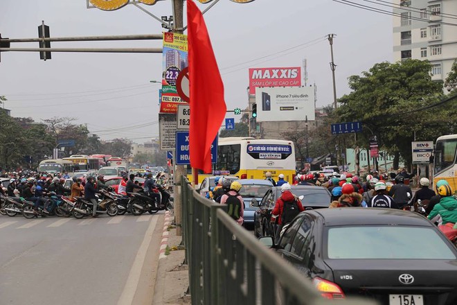 Người dân mang theo cả ghế ngồi để chờ xe lên thành phố - Ảnh 6.