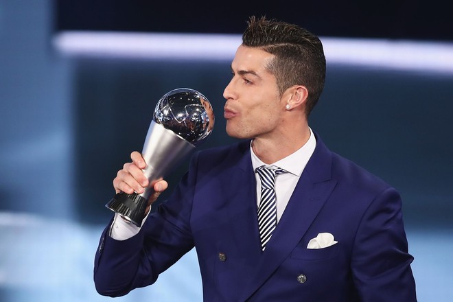 Trách Messi và đồng đội khi vắng mặt trong ngày Ronaldo đăng quang là quá đáng? - Ảnh 1.