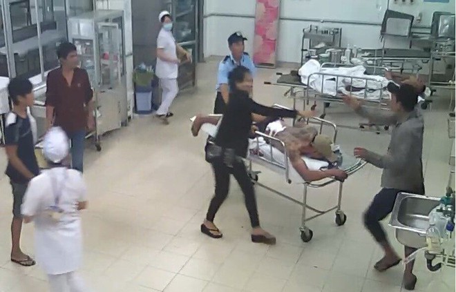 Khởi tố đối tượng truy sát trong bệnh viện, 4 người thương vong - Ảnh 1.