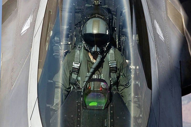 Lần đầu tiên F-22 mang được tên lửa AIM-120D và AIM-9X - Ảnh 5.